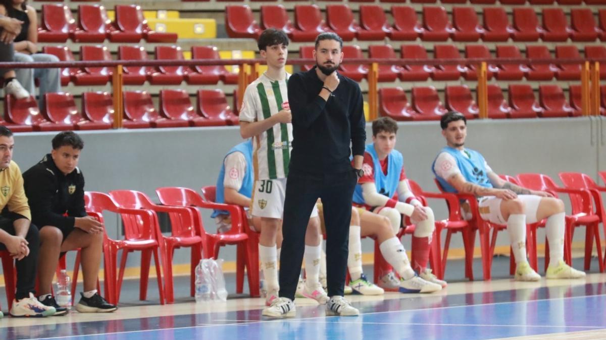 El entrenador David Fernández, en el centro, en un partido del Córdoba Futsal B de la temporada 25-26.