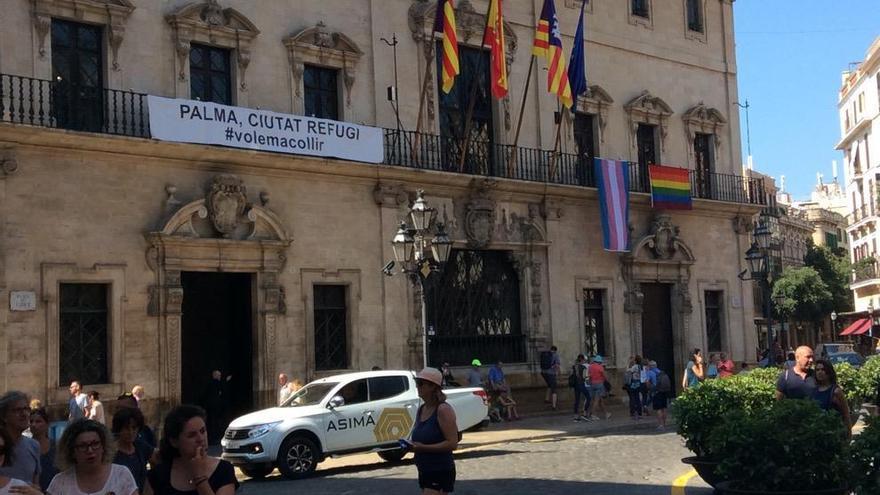 Las banderas gay y trans cuelgan del balcón de Cort.