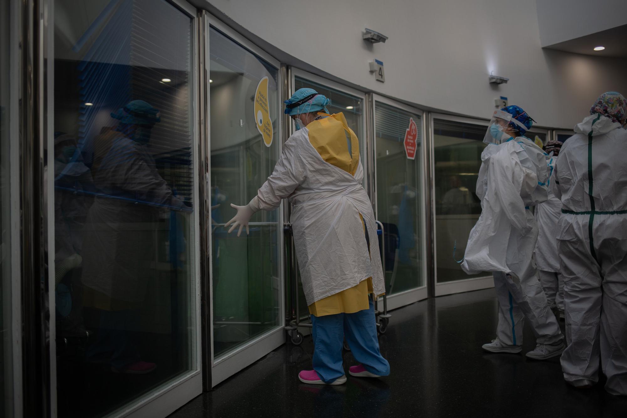 Trabajadores sanitarios protegidos en la unidad de cuidados Intensivos del Hospital del Mar, en Barcelona.