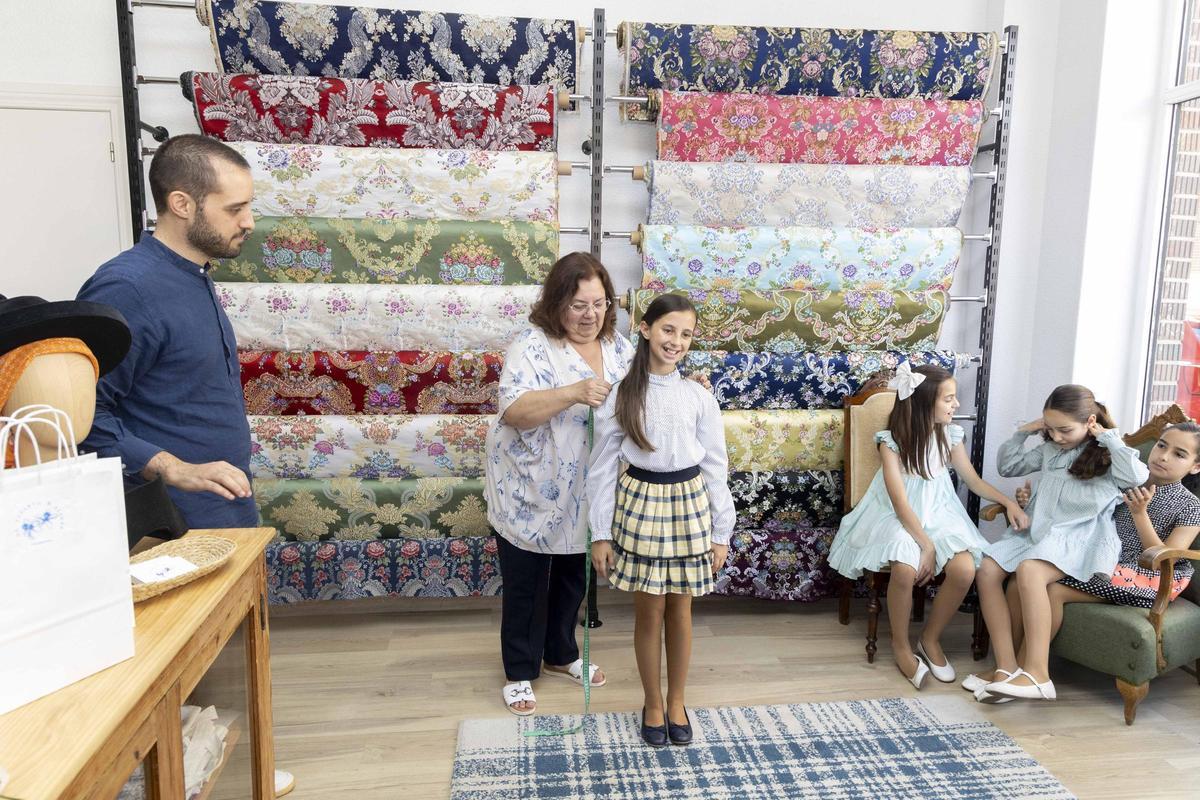 Tradición a medida: la Bellea del Foc Infantil y sus damas inician el camino hacia sus trajes oficiales