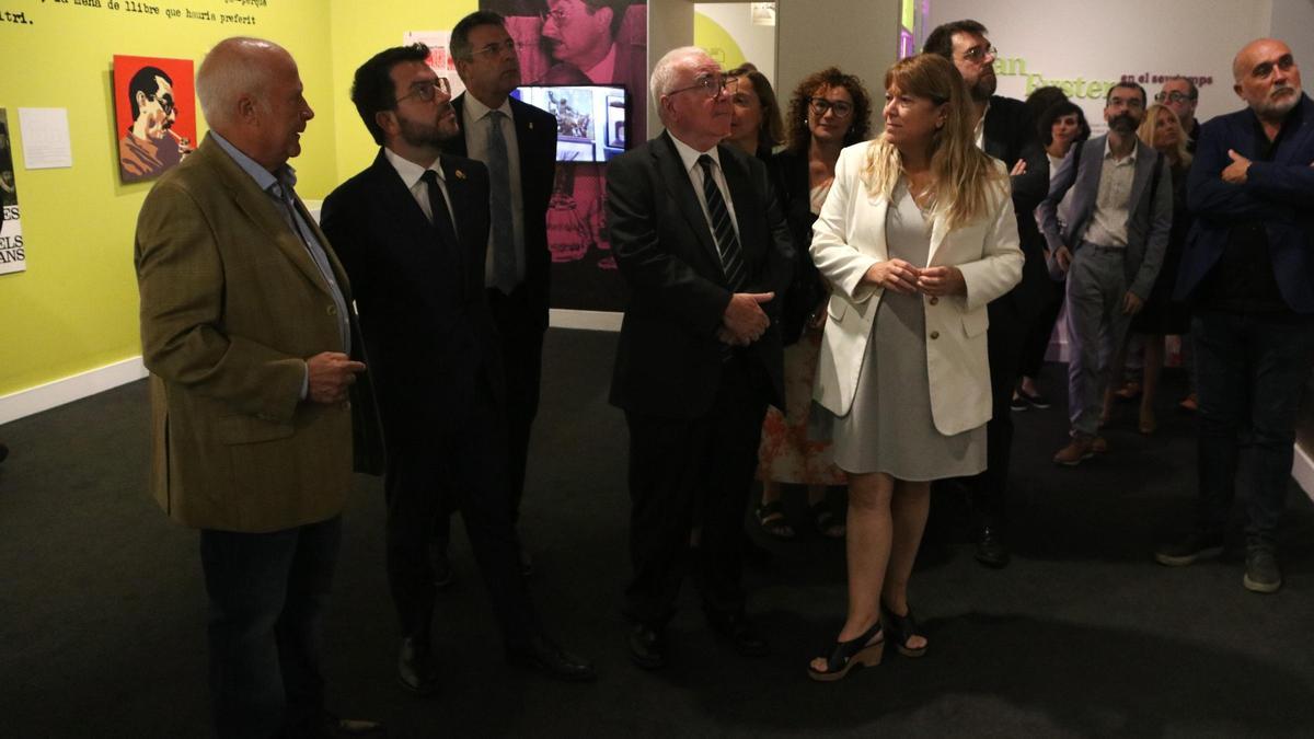 El president de la Generalitat, Pere Aragonès, i la consellera de Cultura, Natàlia Garriga, visiten l'exposició ‘Joan Fuster en el seu temps’