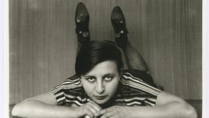 Autorretrato, de la fotógrafa Gertrud Arndt (1926), una de las artistas que se formó en la Bauhaus durante la República de Weimar.