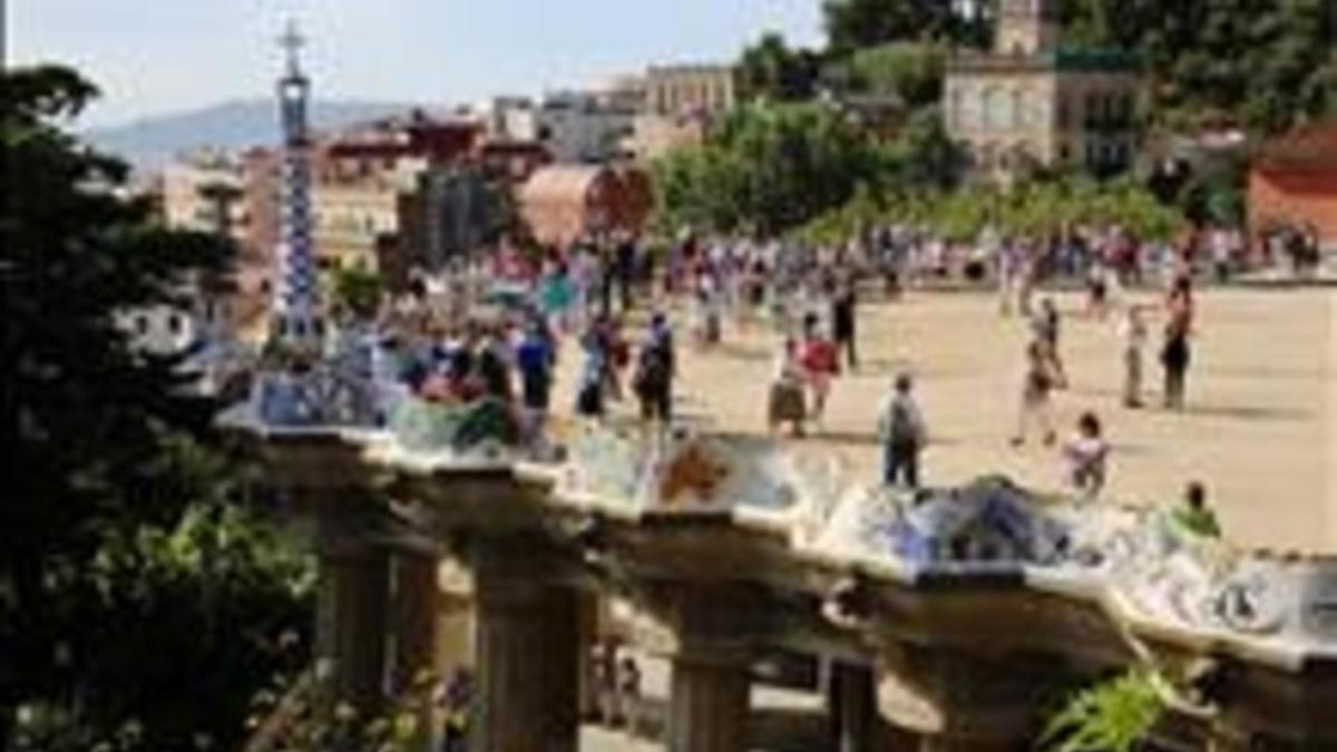 Grupos de visitantes recorren el parque Güell de Barcelona.