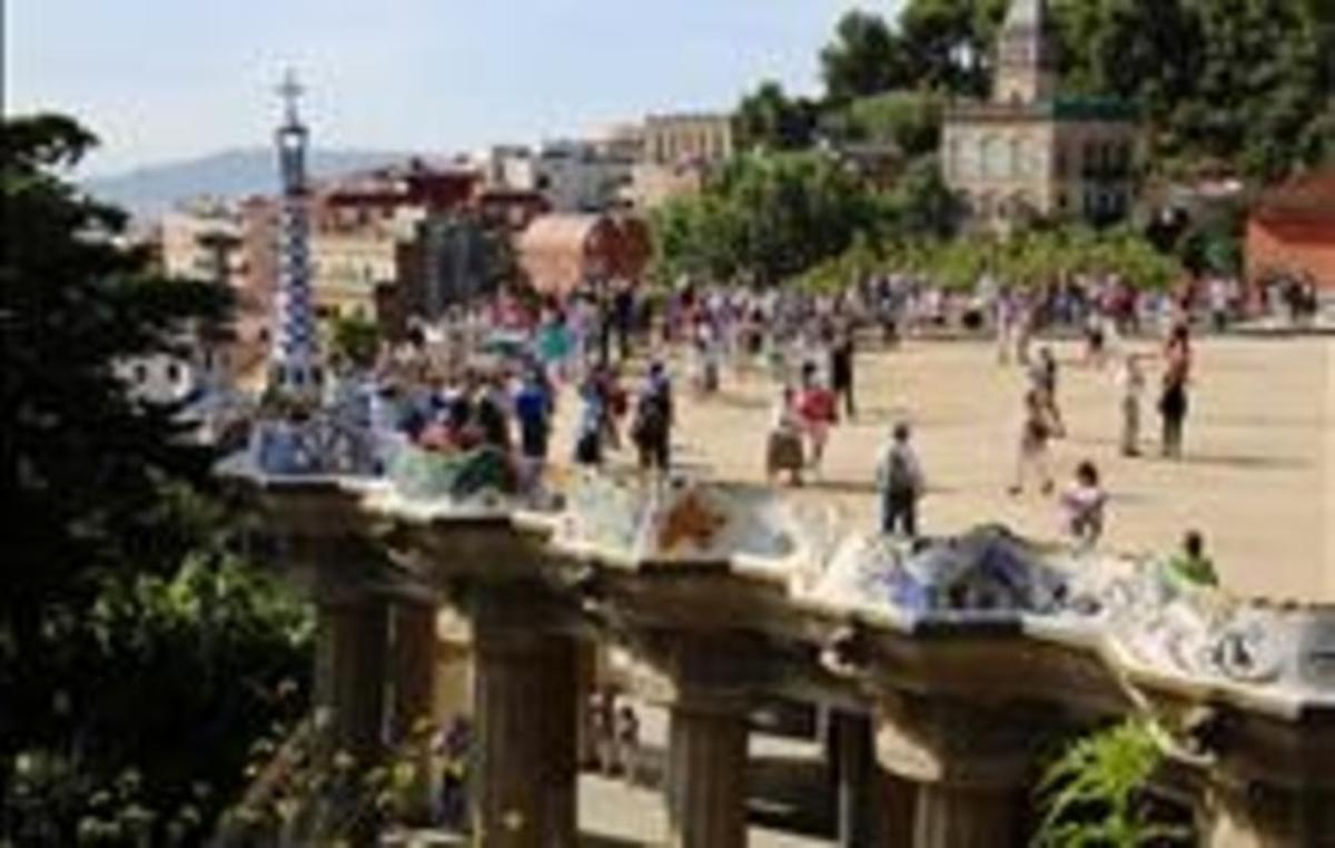 Grups de visitants recorren el parc Güell de Barcelona.