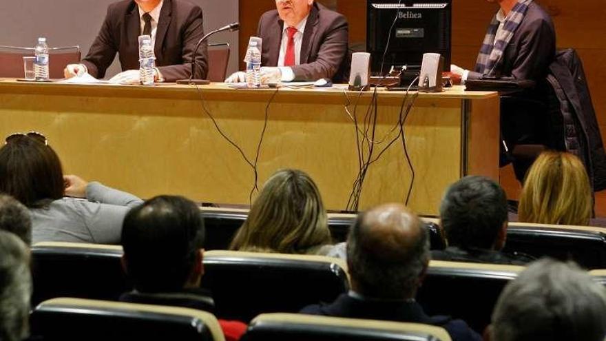 Intervención de José Manuel Jiménez, en el centro.