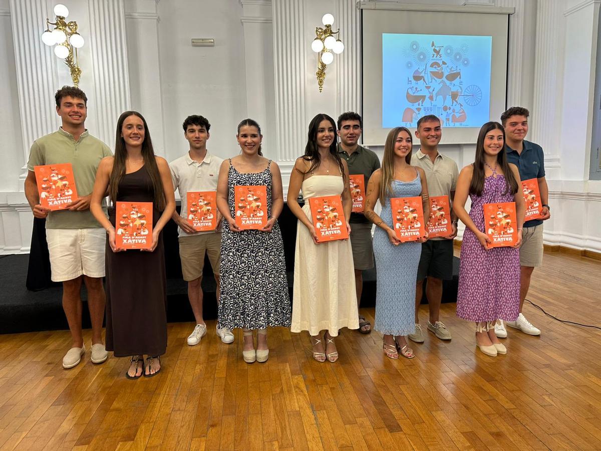 La Reina, con la corte de Honor posa con el Llibre de la Fira d'Agost 2025.