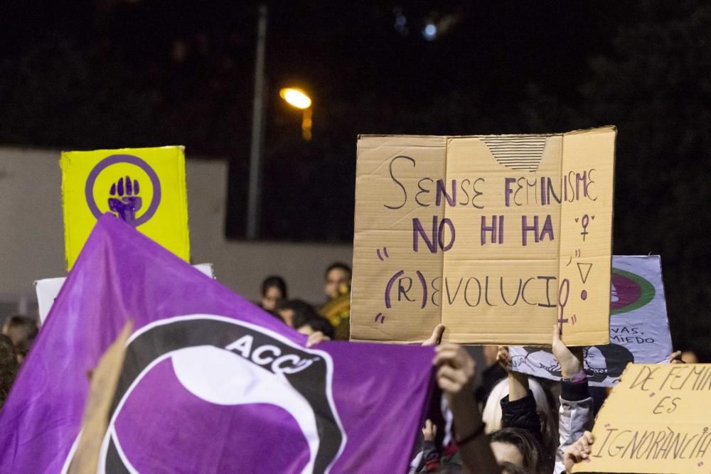 Centenars de persones surten al carrer el 8M