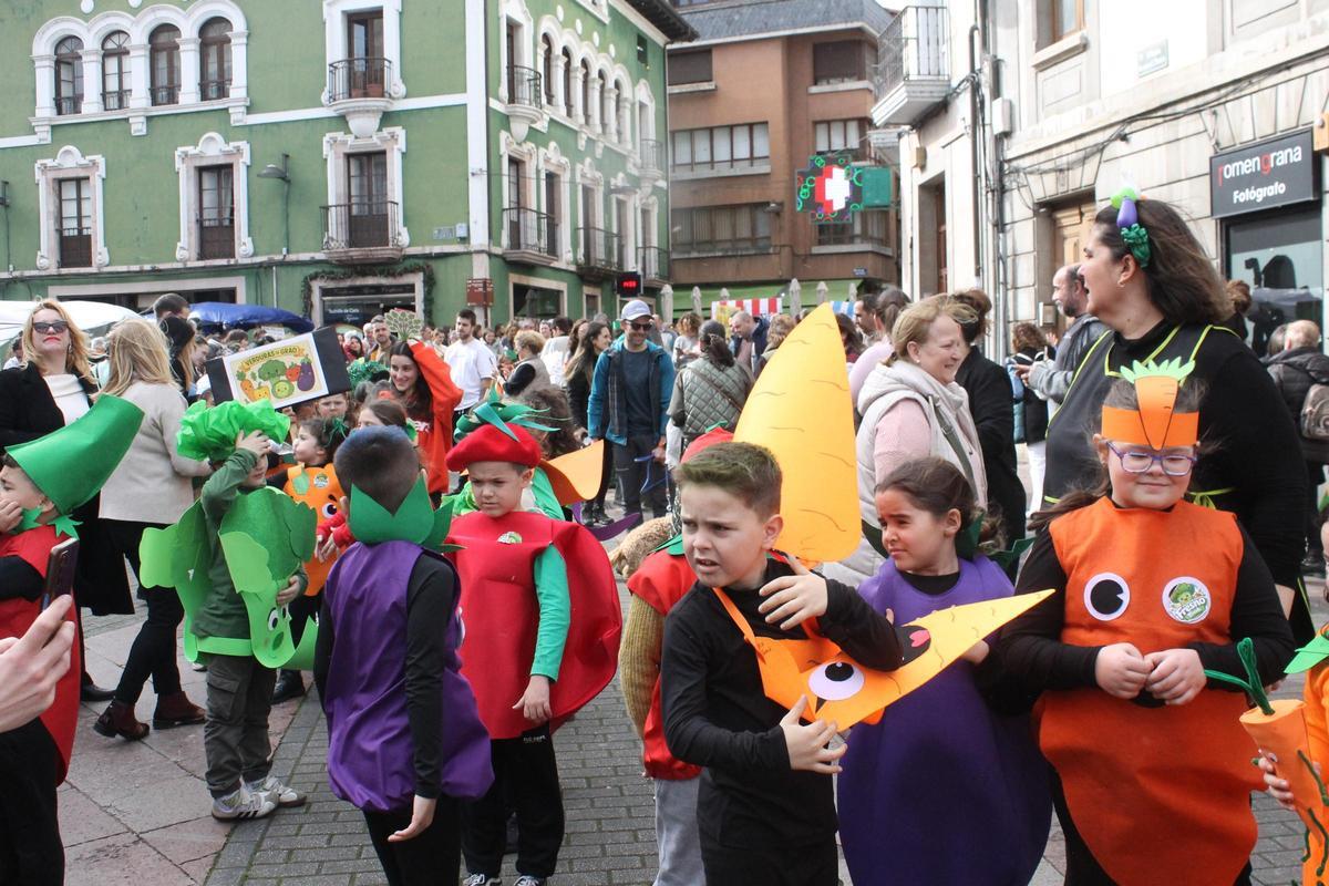 Así fue el divertido y pasacalles de Carnaval del colegio Virgen del Fresno en el mercado