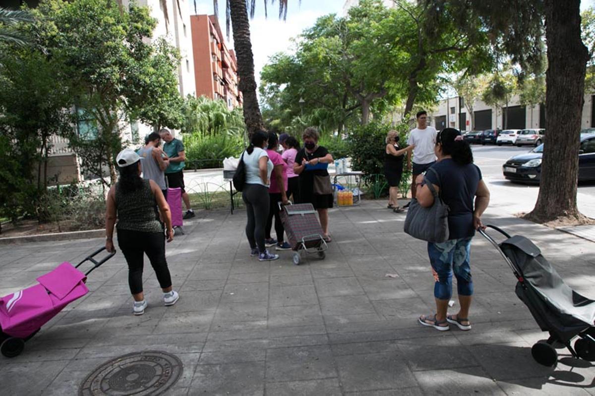 La crisis energética y la inflación llenan las colas del hambre de València