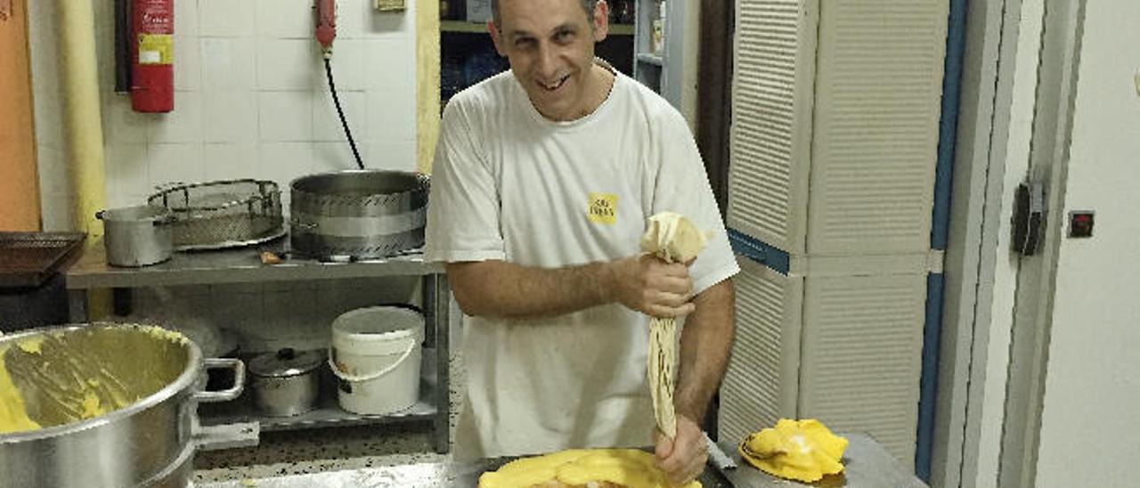 Francisco Torre elaborando los últimos roscones de Reyes ayer, en la panadería Miguel Díaz.