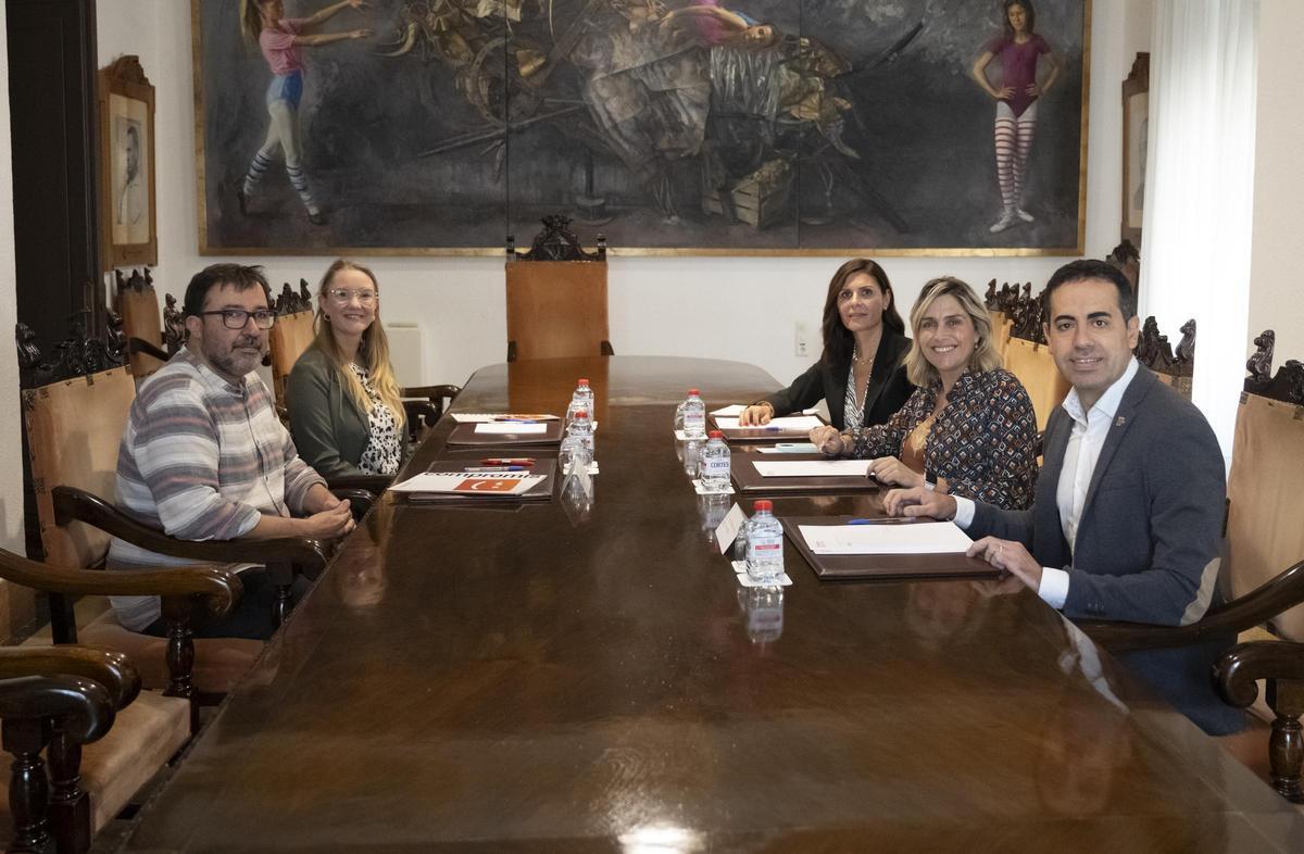 El portavoz de Compromís, David Guardiola, y la diputada María Fajardo, durante el encuentro sobre las cuentas.