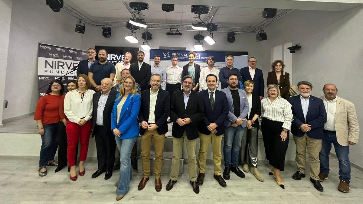 Los asistentes al lanzamiento de la iniciativa en Alcoy.