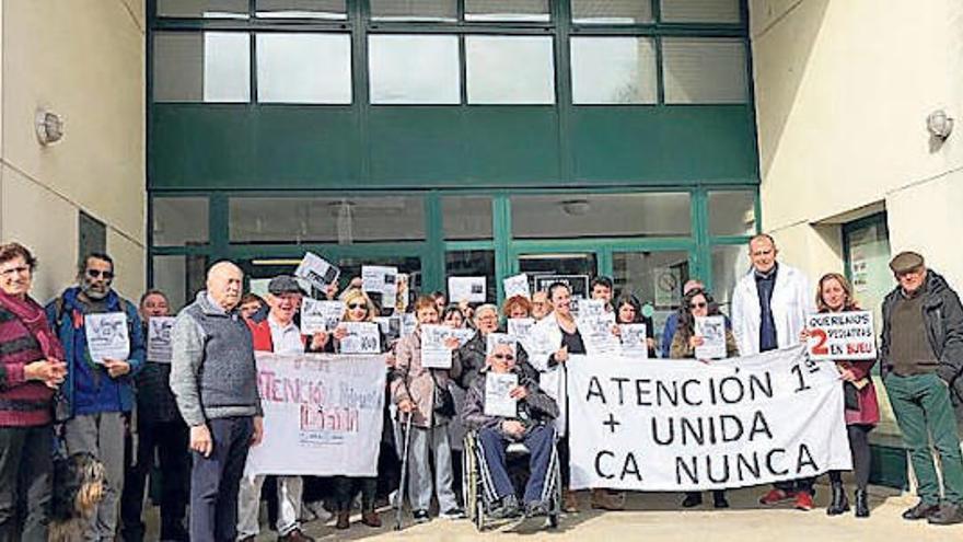 Concentración ante el centro de salud de Bueu.  // Gonzalo Núñez