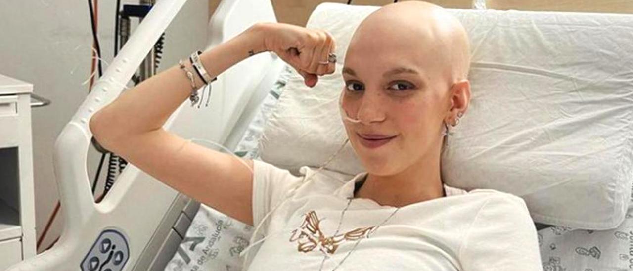 Elena Huelva, la joven “influencer” que enseñó a convivir con el sarcoma de Ewing.