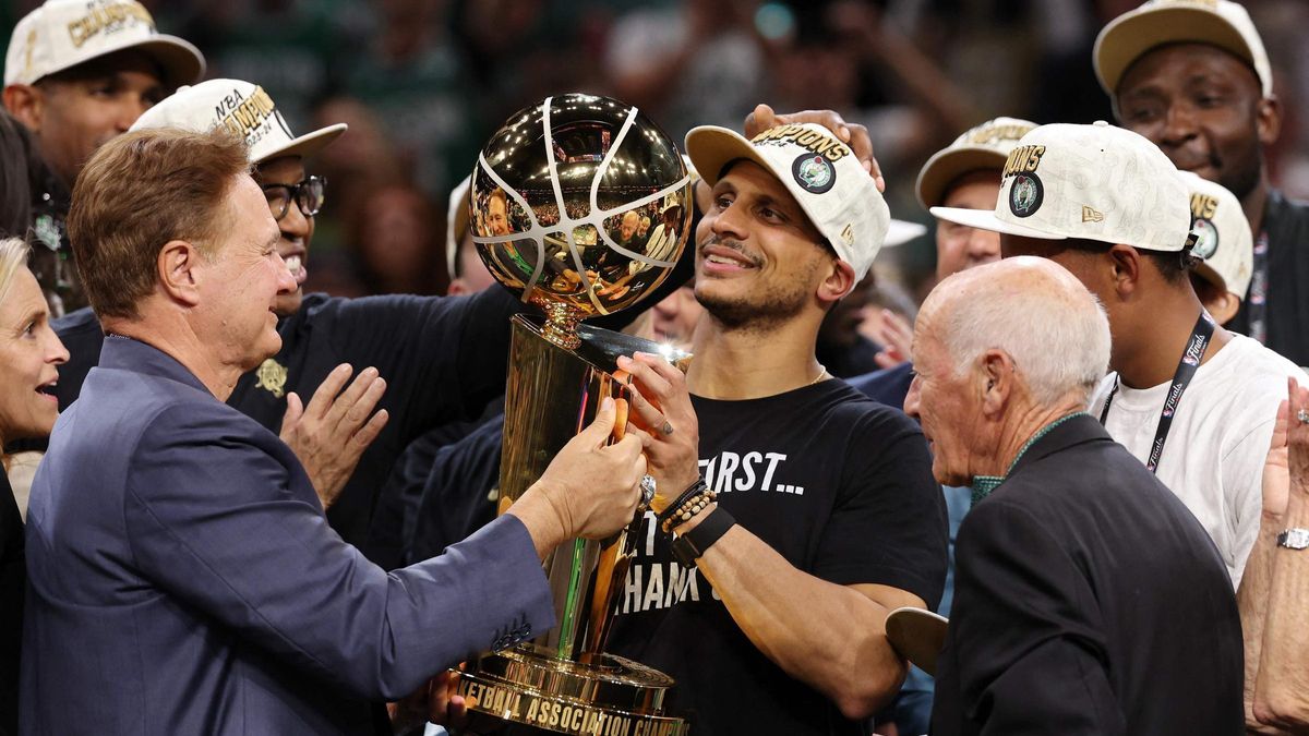 Joe Mazzulla recibe el trofeo de campeón de la NBA.