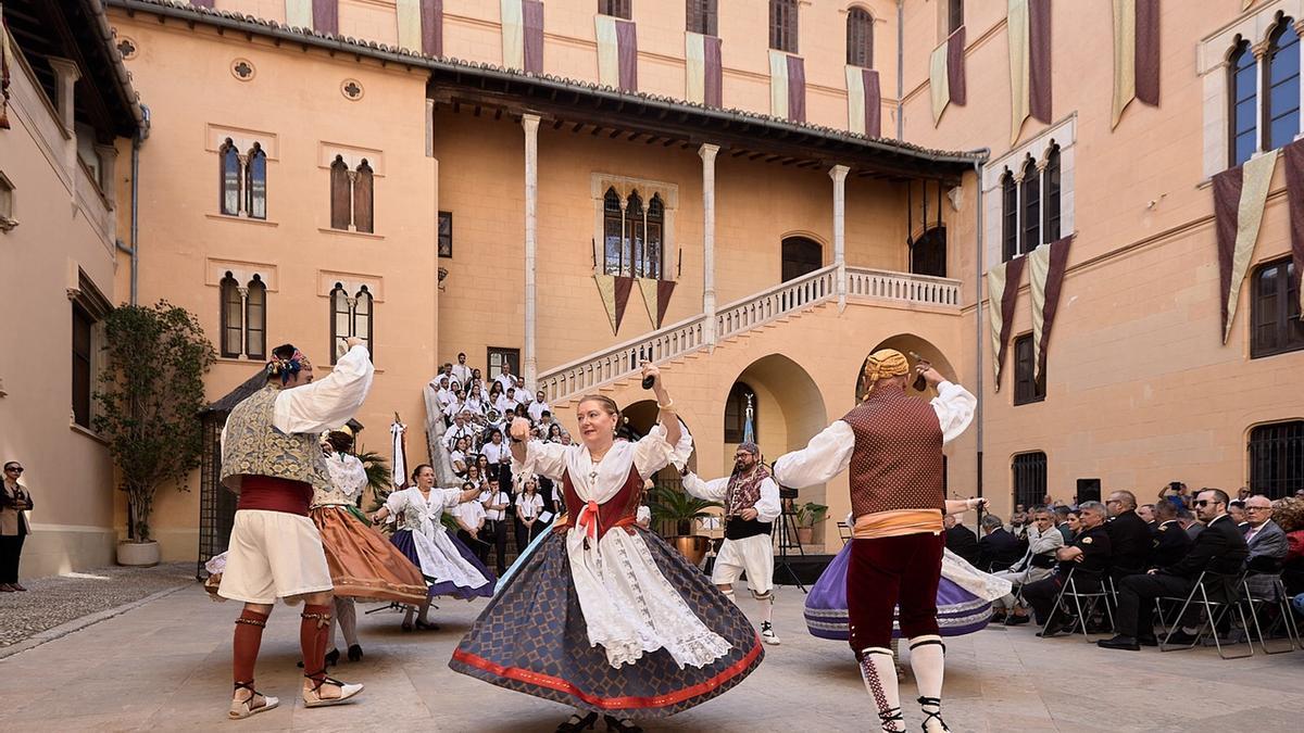 El Patio de Armas y la escalera que se va a restaurar, en una imagen tomada el pasado 9 d'Octubre.