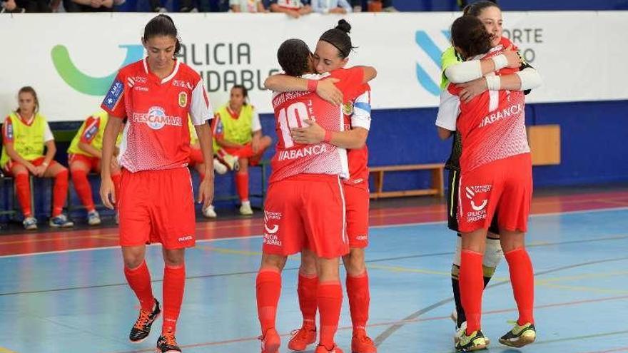 Jugadoras del Poio celebrando una victoria en casa este año. // G.S.