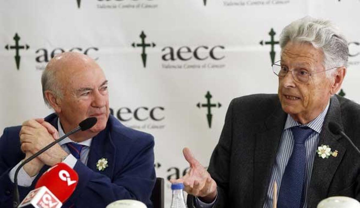Antonio Llombart (dcha), presidente de la Fundación Instituto Valenciano de Oncología (IVO), y el presidente de la Asociación española contra el cáncer (Aecc) Valencia, Tomás Trénor.