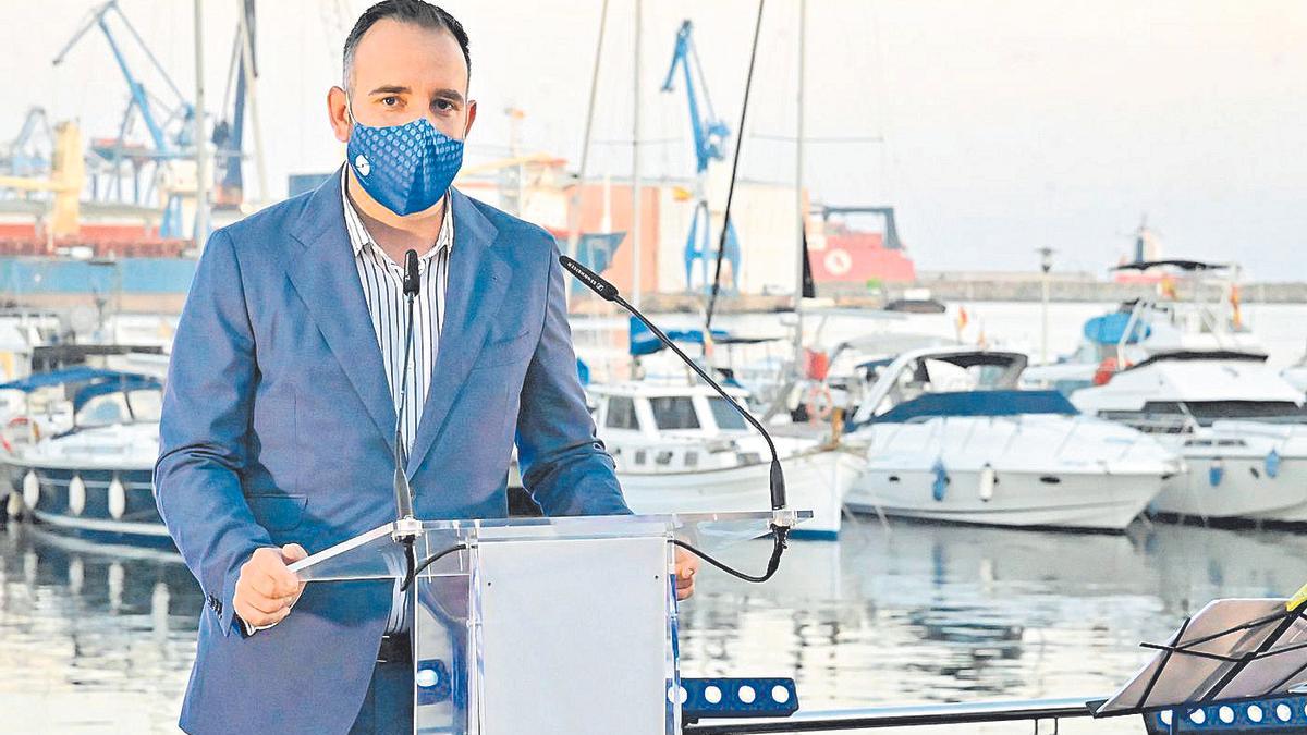 El presidente de la Autoridad Portuaria, Rafa Simó, durante una comparecencia pública en el puerto.