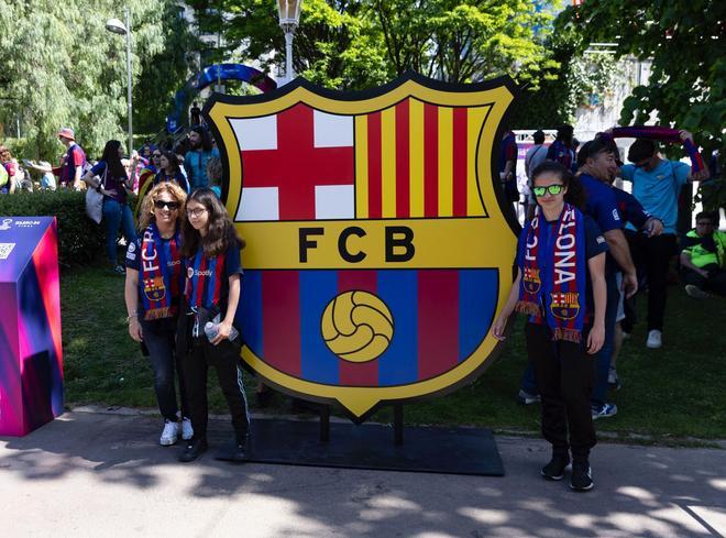 ¡Locura en Bilbao! Miles de aficionados y ambientazo en la fan zone del Barça