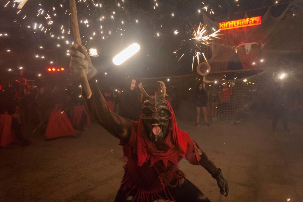 Los ‘dimonis’ invaden El Molinar durante el ‘correfoc’ de sus fiestas de verano