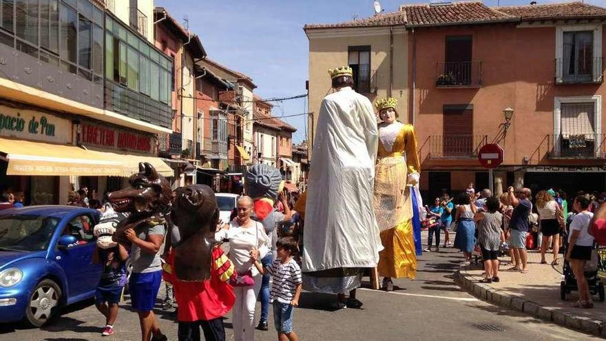 Gigantes y cabezudos desfilan por las calles de la ciudad.