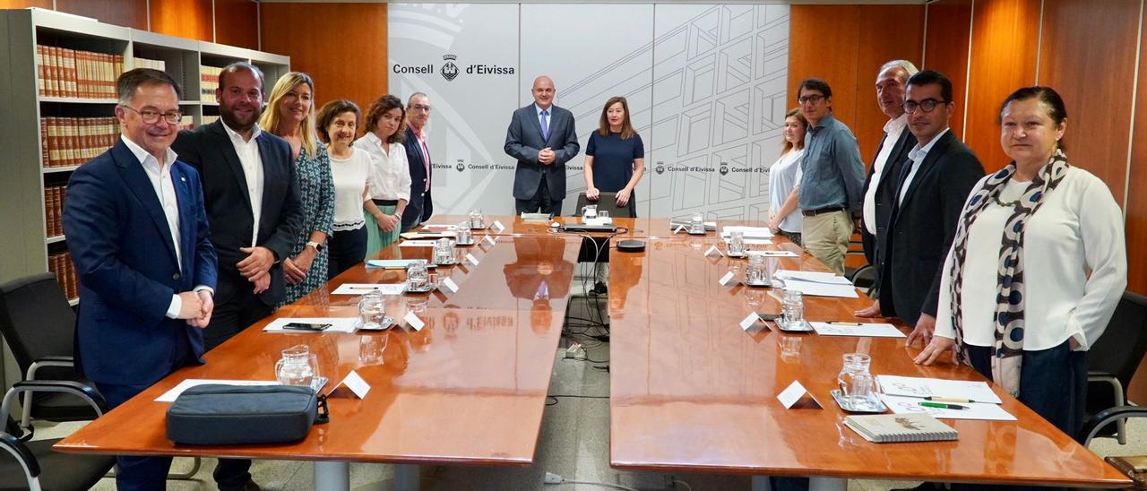 Vicent Marí y Francina Armengol y los consellers del Ejecutivo autonómico, ayer, en la sede del Consell de Ibiza.