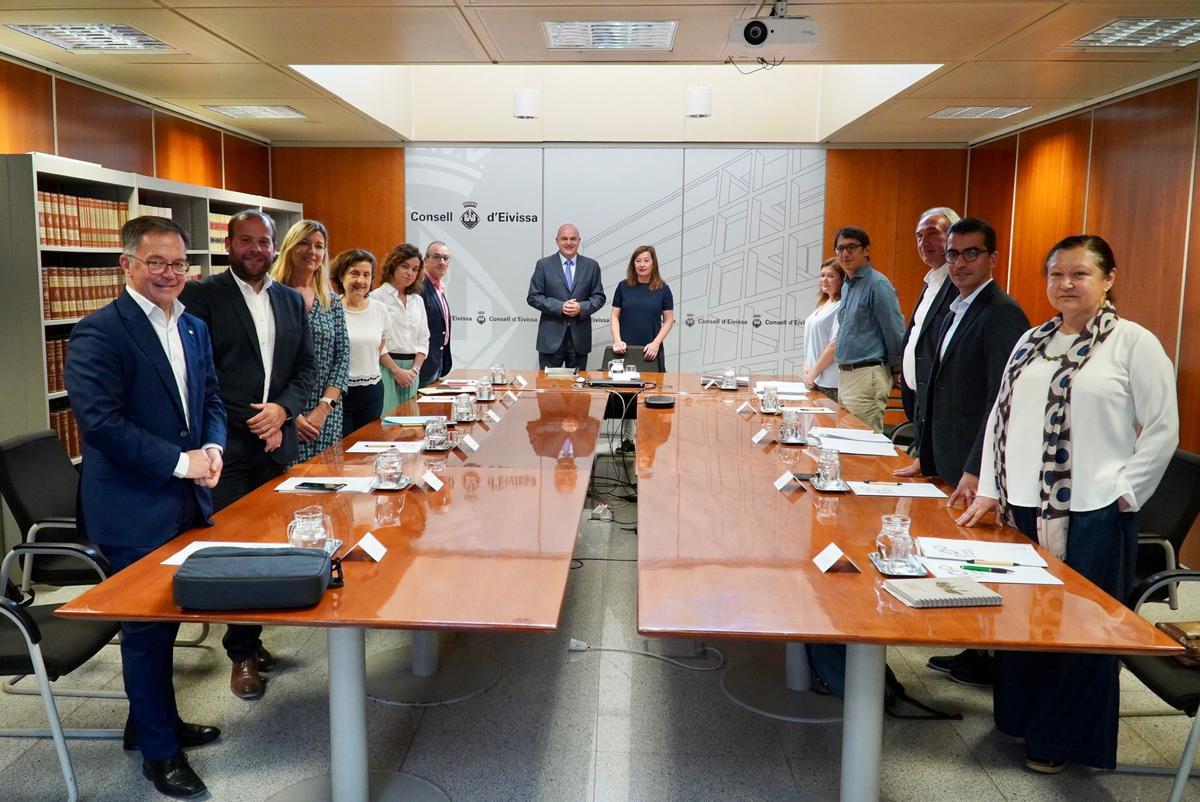 Vicent Marí y Francina Armengol y los consellers del Ejecutivo autonómico, ayer, en la sede del Consell de Ibiza.