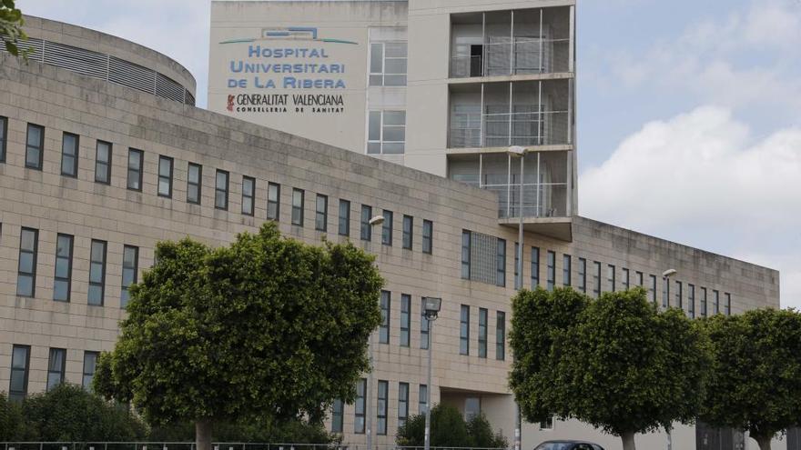 Fachada del hospital de la Ribera, emblema del modelo Alzira, revertido a la sanidad pública en 2018.