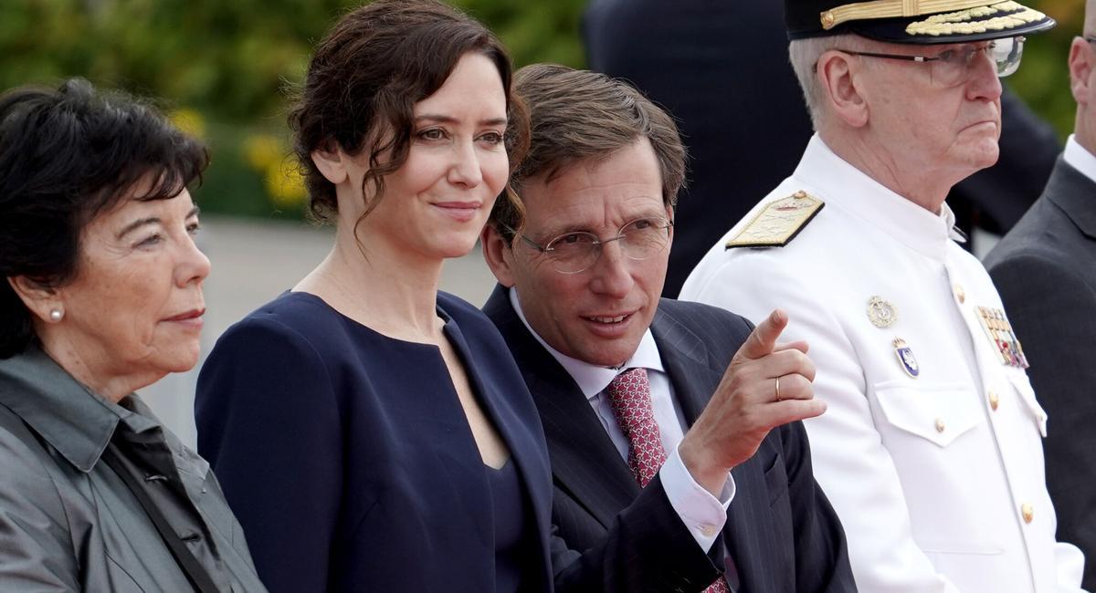 Isabel Díaz Ayuso y José Luis Martínez -Almeida esperan la llegada del Papa