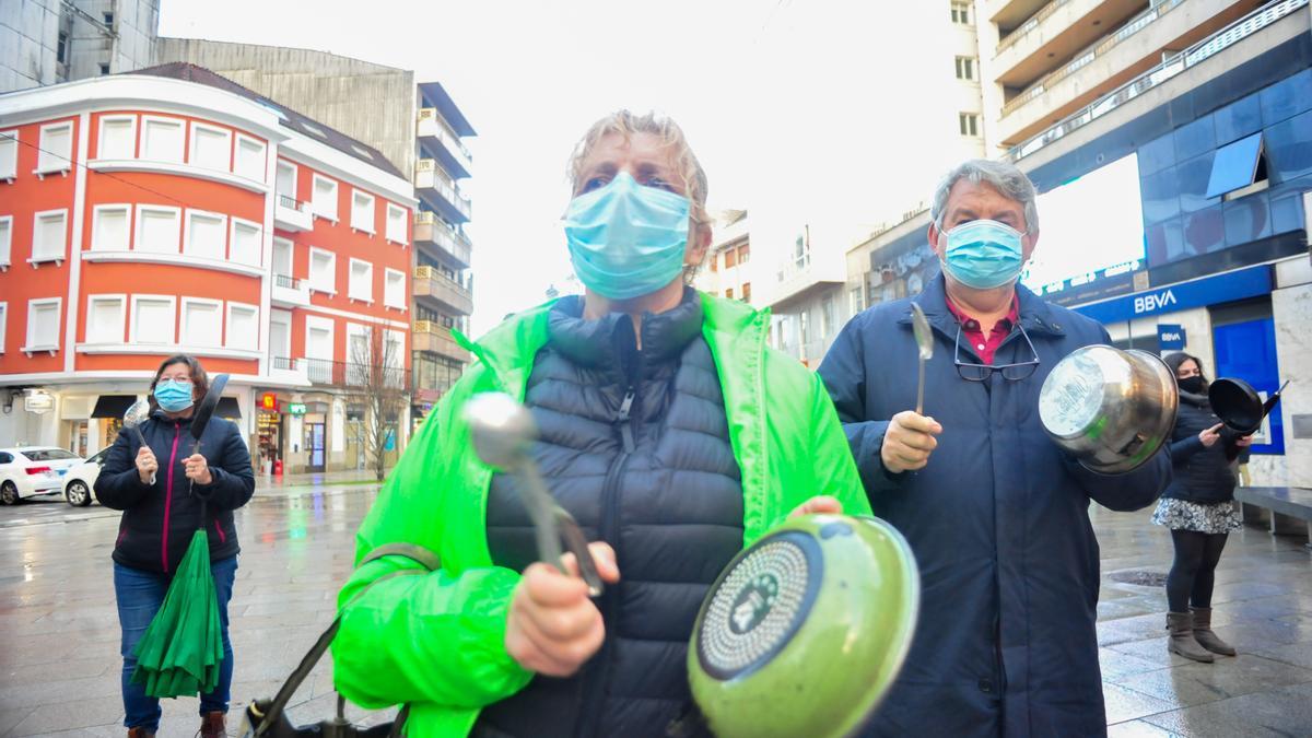 La hostelería de Vilagarcía hace sonar sus cacerolas a modo de protesta reivindicando su derecho a trabajar