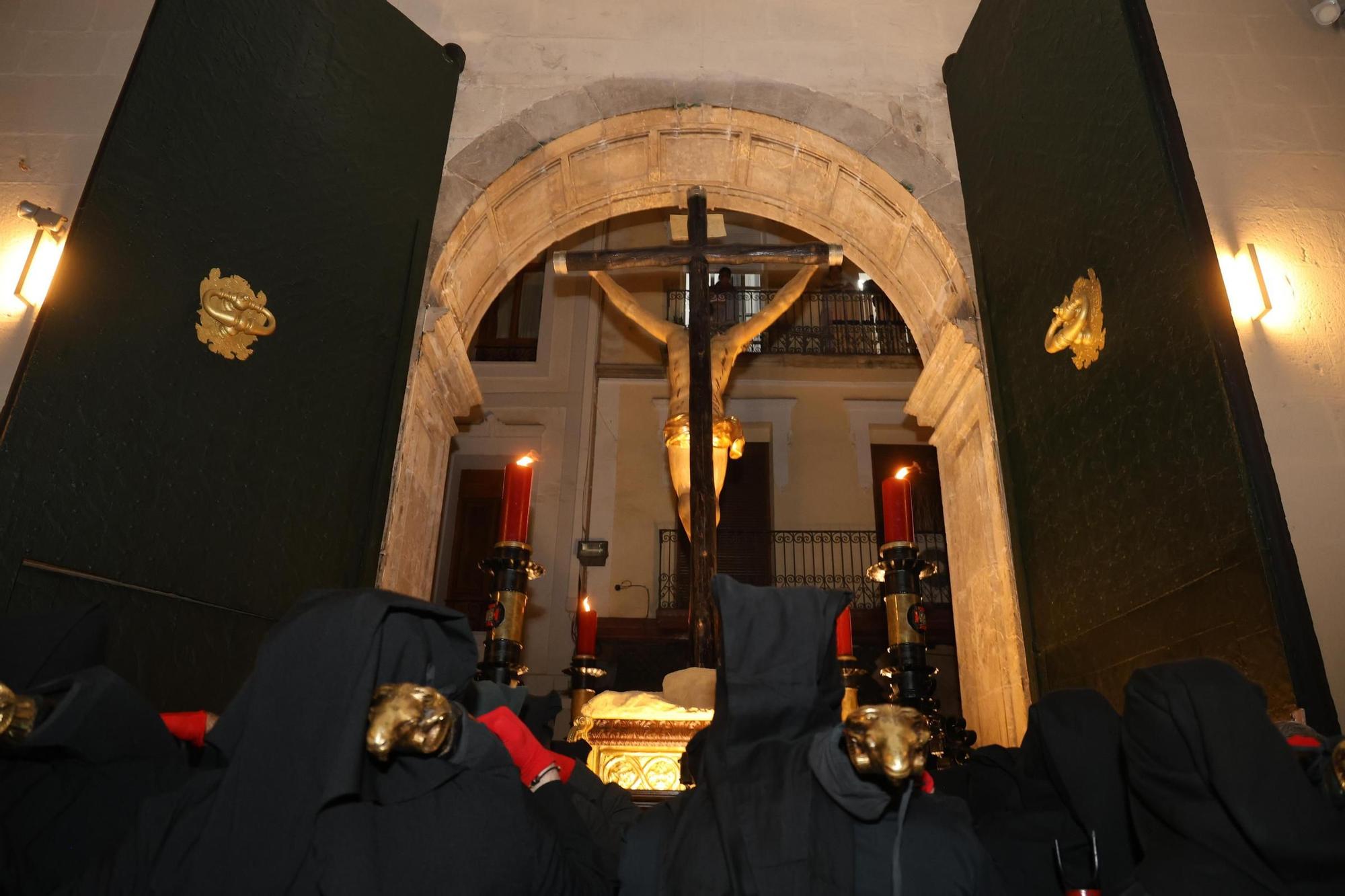 El Cristo de la Buena Muerte reina en el Jueves Santo de Alicante
