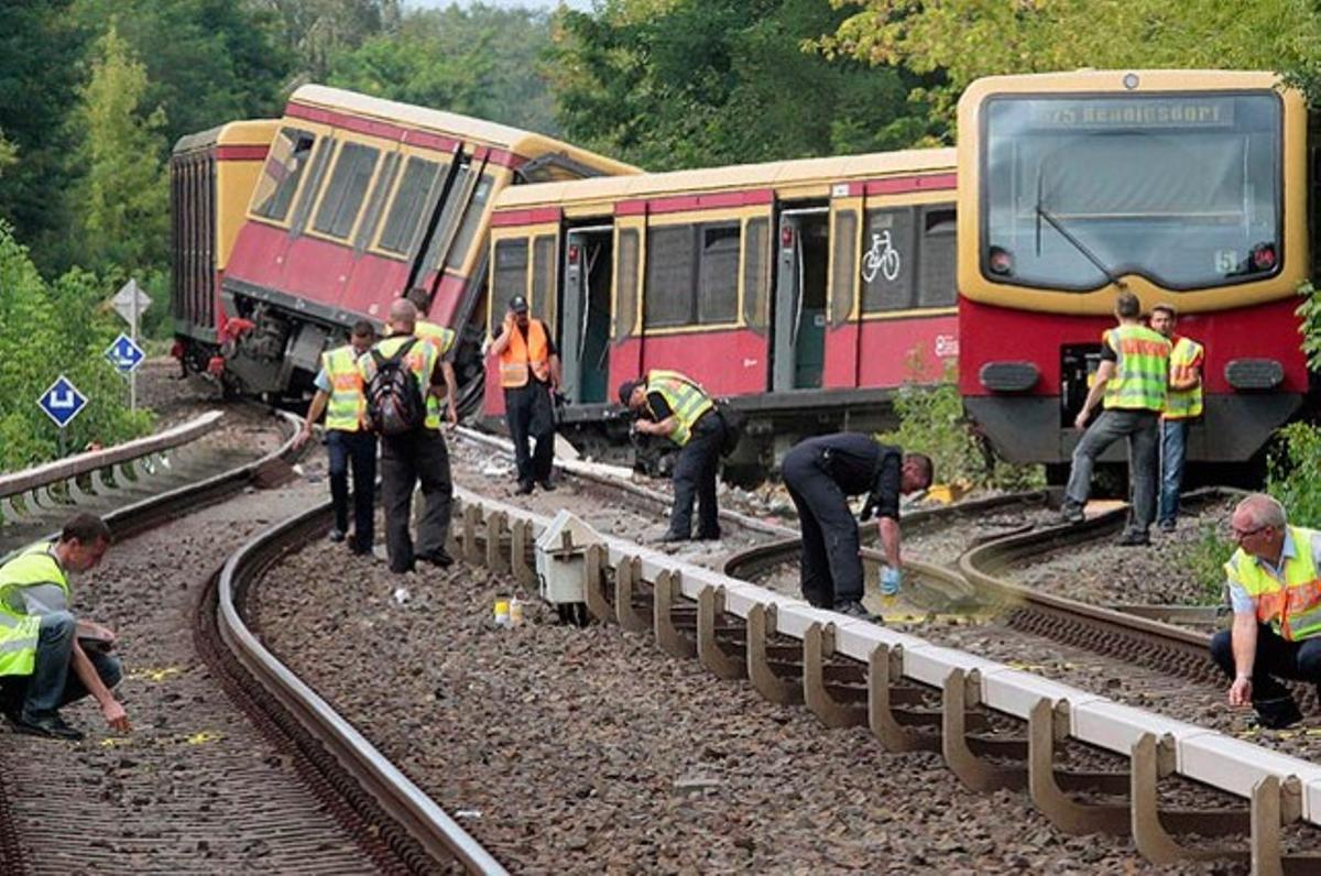 Tècnics treballant en l’estació de Tegel (Berlín), on va descarrilar un tren el matí d’aquest dimarts. Segons els bombers, cinc persones van resultar ferides.