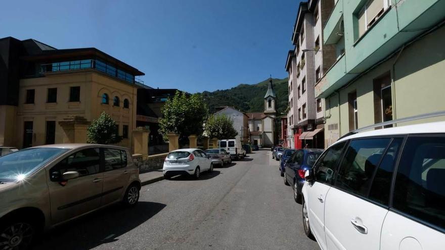 La calle Joaquín Iglesias, una de las que se quiere peatonalizar en el nuevo plan de movilidad de Laviana.