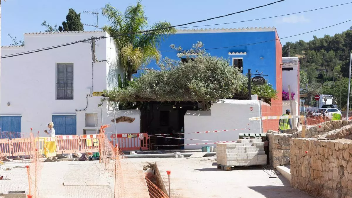 "La gente no quiere venir a un lugar donde hay obras": las obras en Sant Carles golpean al comercio en pleno arranque de la temporada en Ibiza
