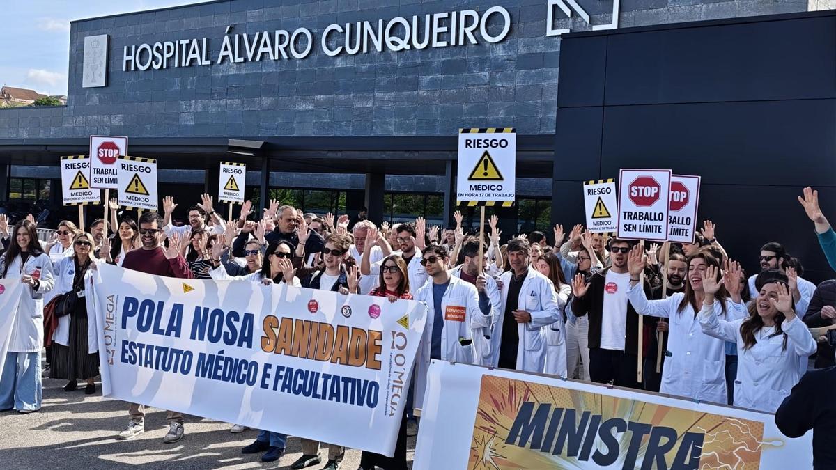 Protesta, este lunes, en el Álvaro Cunqueiro.