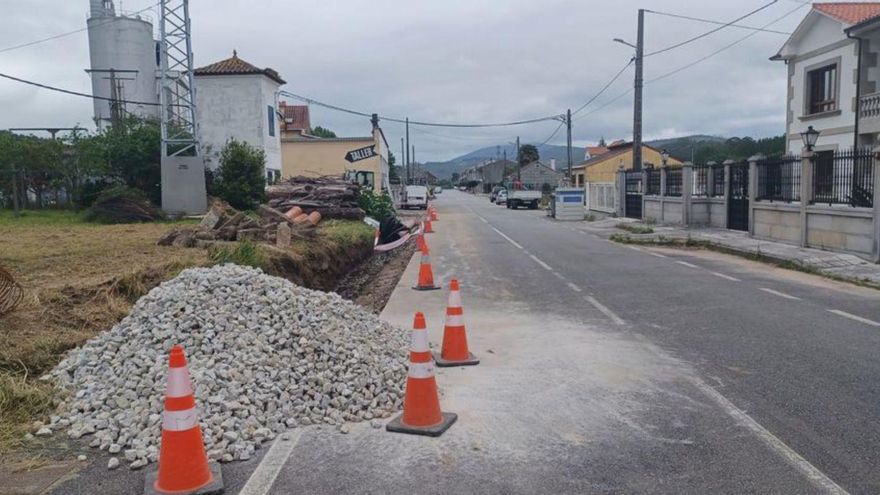 Inicio de las obras en la carretera en Portas. | // FDV