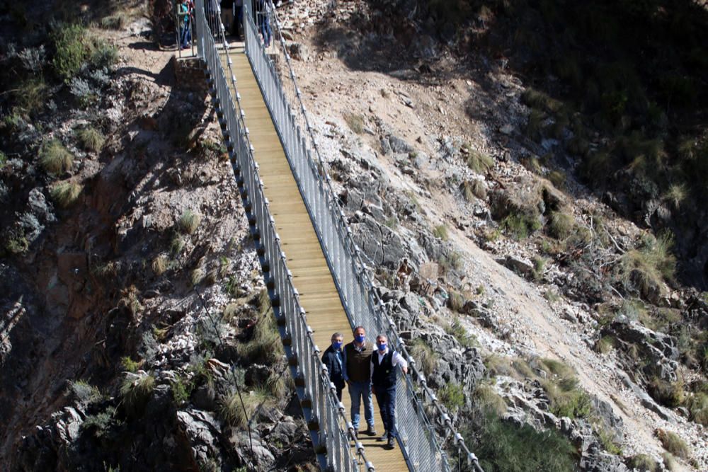 Inauguran el puente colgante de El Saltillo, en la Axarquía