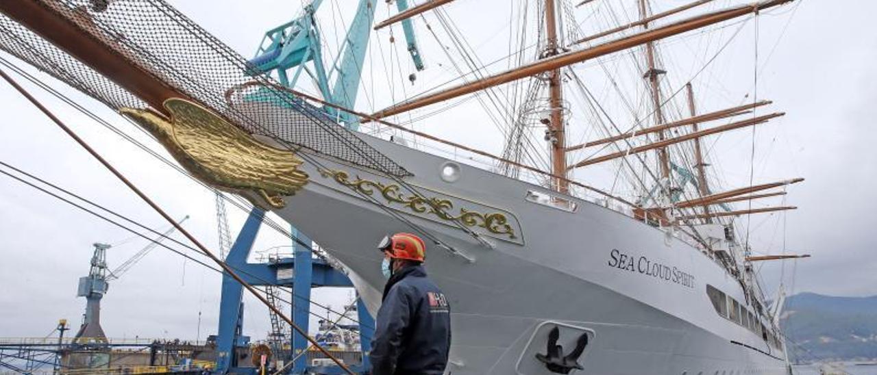 Un trabajador en Metalships observa el mascarón recién instalado del velero “Sea Cloud Spirit”. | // MARTA G. BREA