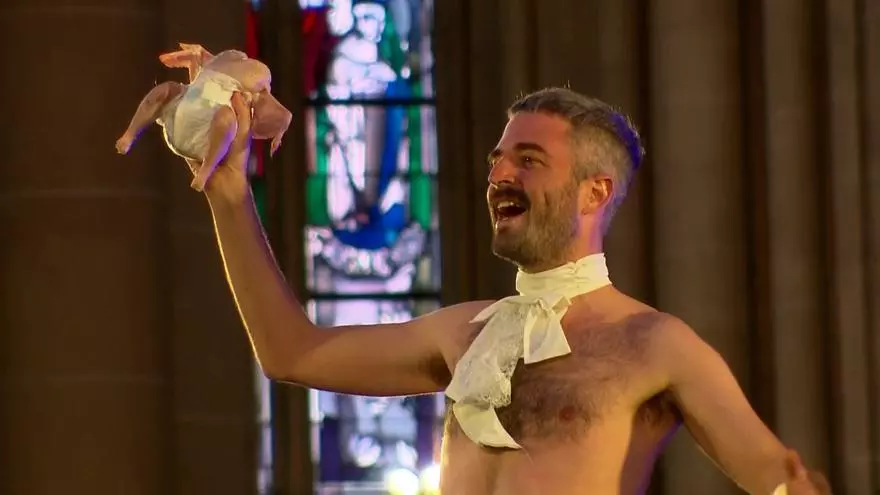 Polémica en una catedral alemana por un espectáculo con pollos crudos en pañales