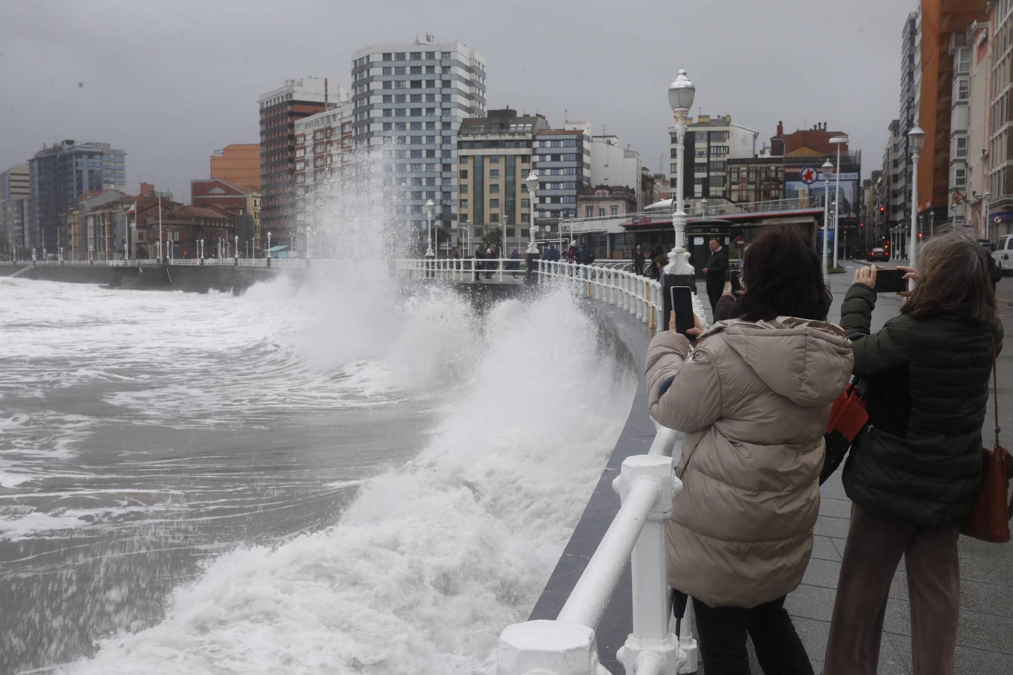 El oleaje sigue azotando la costa de Gijón (en imágenes)