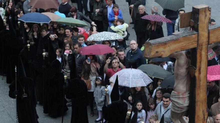 El Crucificado de la Lanzada desfila junto a los hermanos del Santo Entierro el pasado Domingo de Ramos.