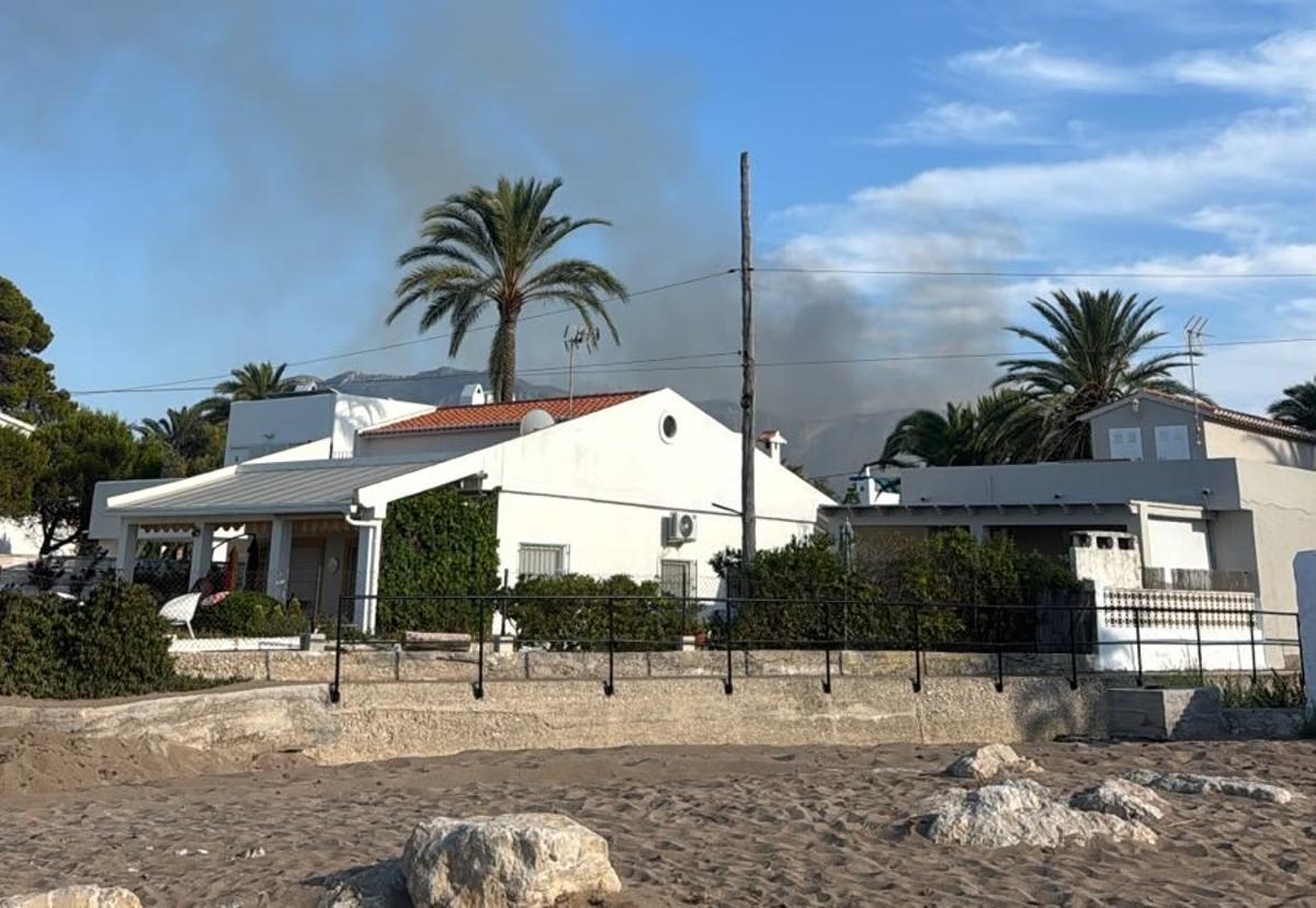 El humo, divisado desde la playa de les Marines de Dénia