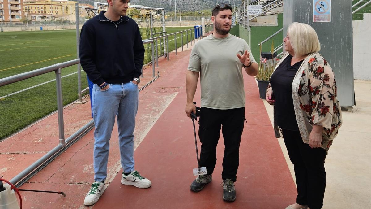 La alcaldesa y el concejal de Medio Ambiente, junto a personal, en instalaciones municipales para prevenir mosquitos.