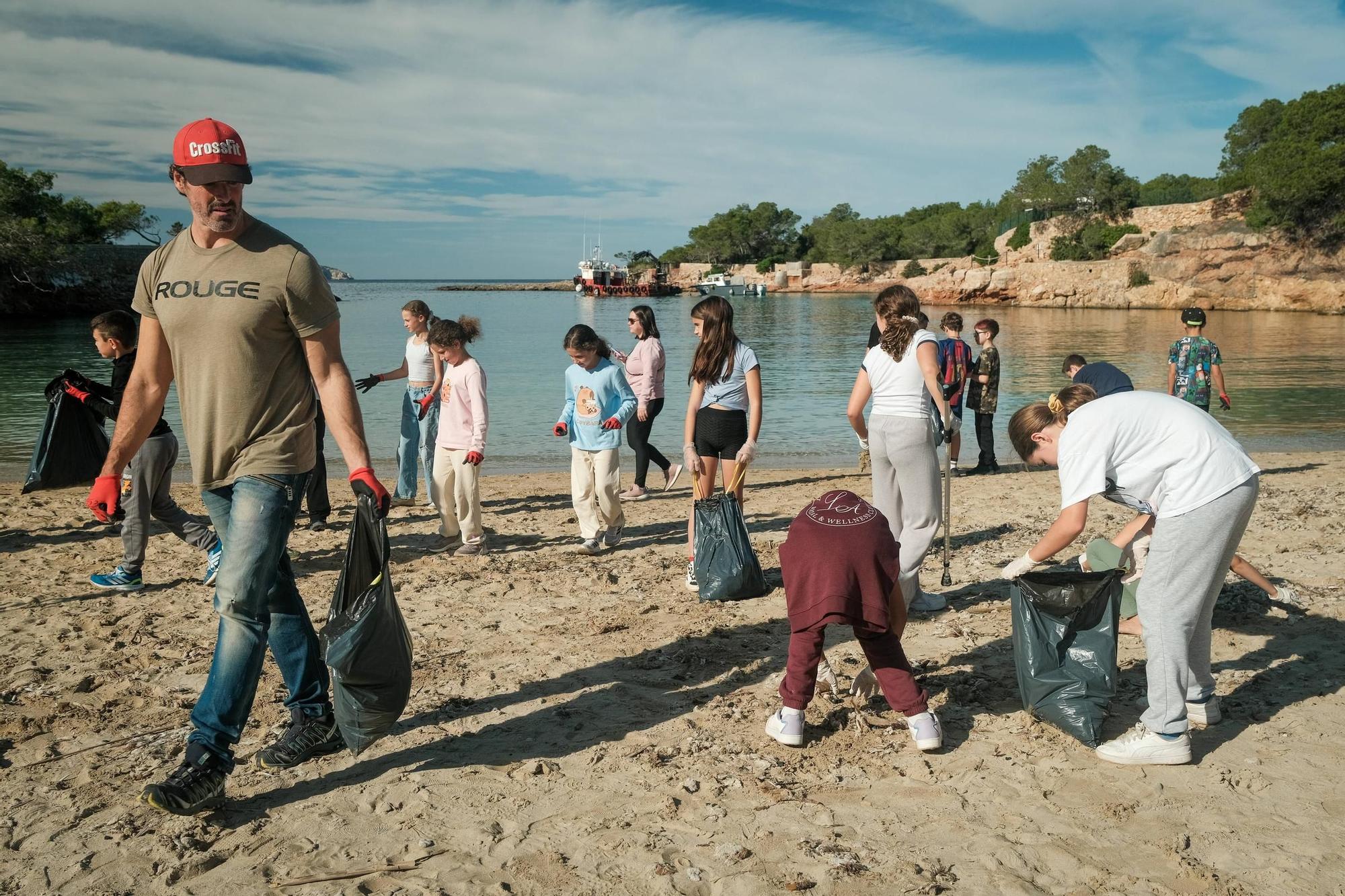 La limpieza de las playas de cala Gració y cala Gracioneta, en imágenes