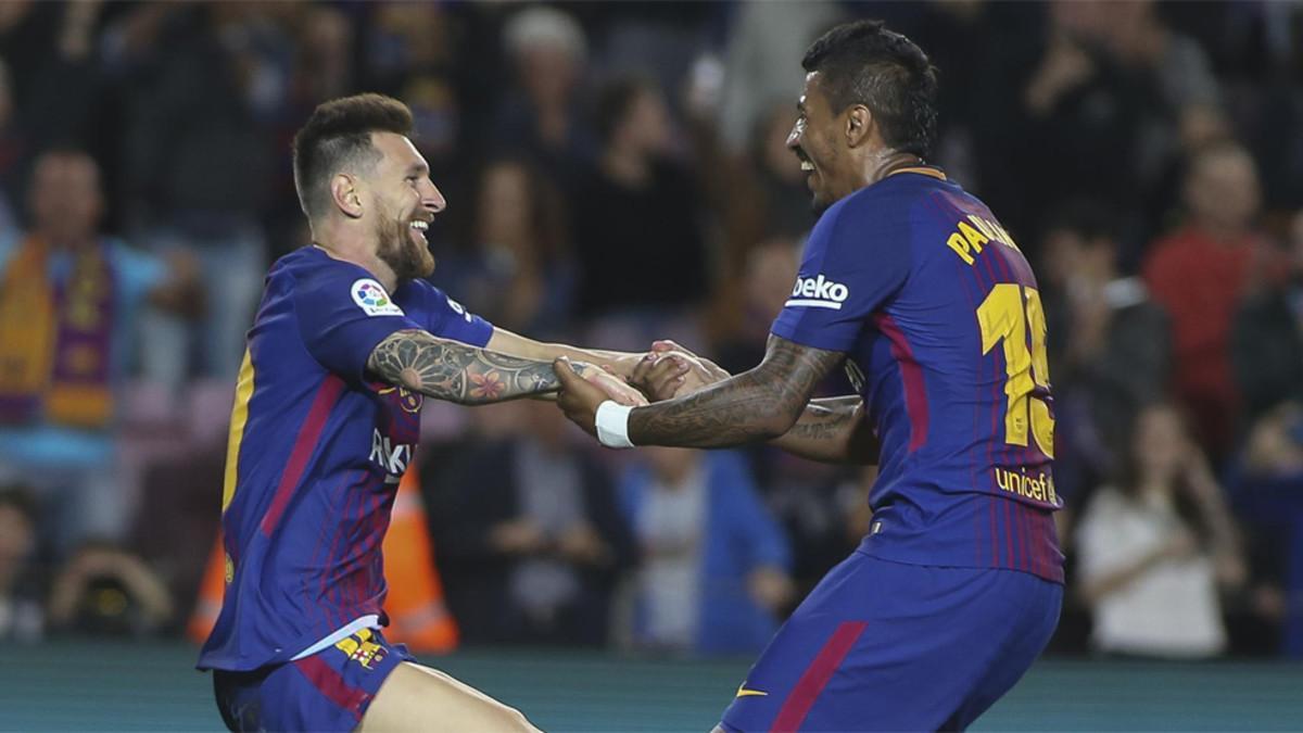 Messi y Paulinho durante el partido Barça-Eibar de la Liga 2017/18