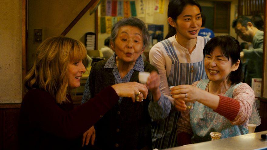 En la escena del restaurante, la actriz que interpretaba a una abuela hizo lo que le dio la gana.