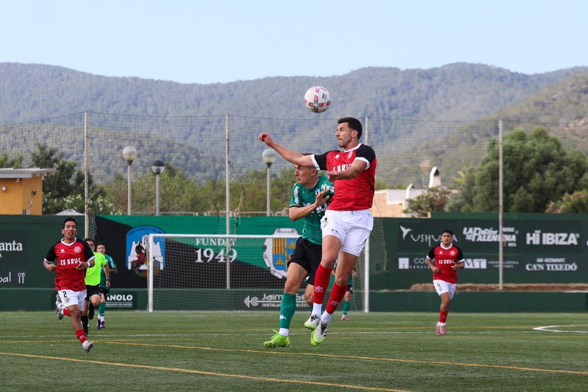 Imágenes de la derrota de la PE Sant Jordi por 1-2 ante el CD Migjorn