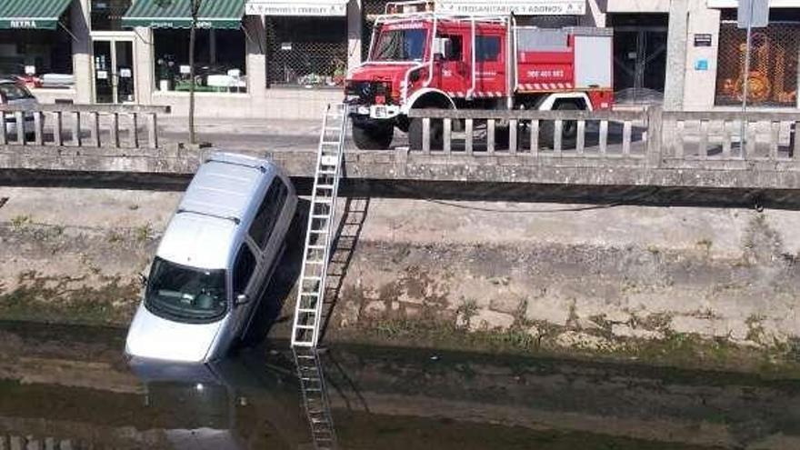 Un conductor ileso tras caer su furgoneta al río en pleno centro de Redondela