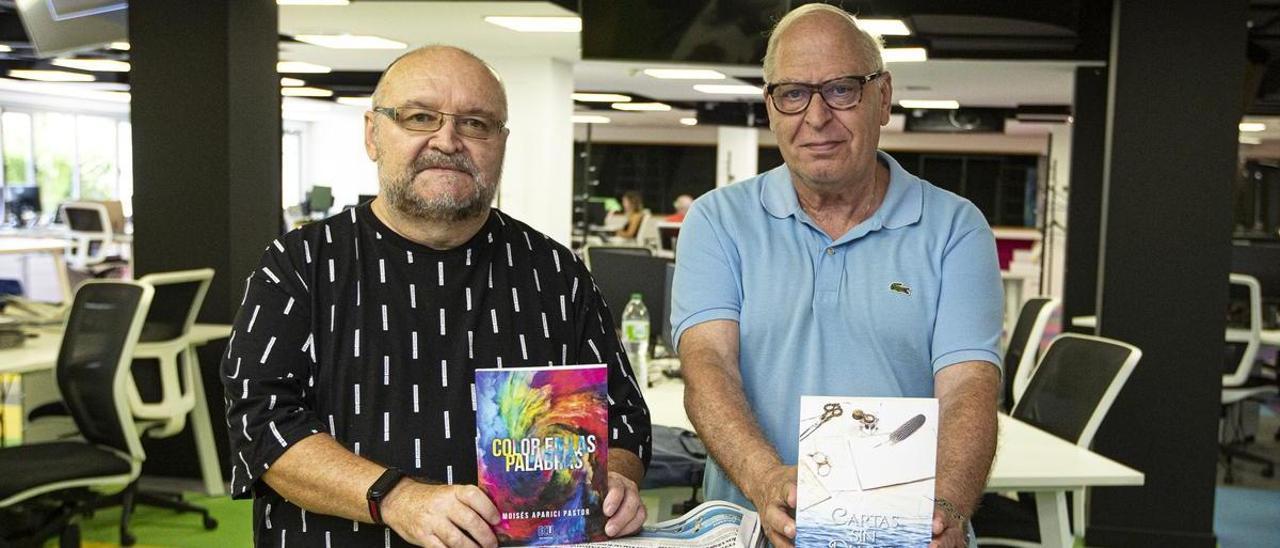 Moisés Aparici y Gabriel Barco, con sus libros en el diario INFORMACIÓN